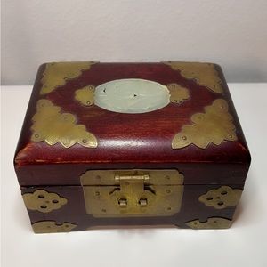 Vintage jewelry box with carb, Jade made out of Cherrywood
